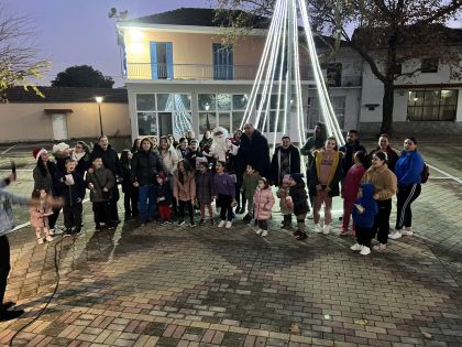 Φωταγωγήθηκε το χριστουγεννιάτικο δέντρο στην Κρήνη 