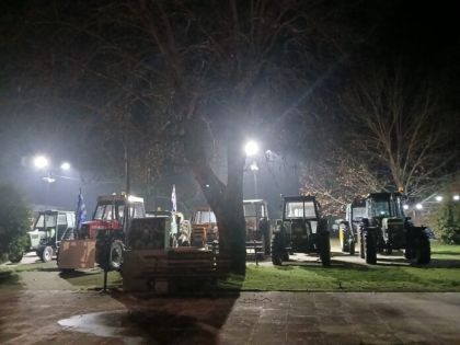 Βγήκαν τα τρακτέρ στις πλατείες των χωριών στα Τρίκαλα – Έτοιμοι για δυναμικές κινητοποιήσεις οι αγρότες (φωτο)